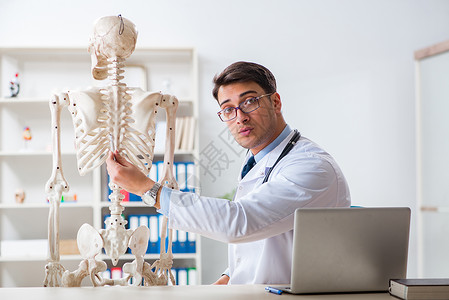 远程手术长龙男医生 骨架被白板隔离药品考试病人医疗老师身体骨骼从业者解剖学手术背景