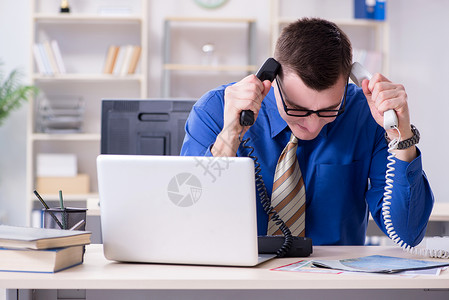 在办公办公室办公的青年商务人士雇员在服务台工作电话助手职业工人企业家人士压力电脑员工银行背景图片