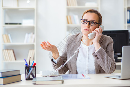 电话对话边框商业女雇员在办公室电话上说话操作员会计推销商务客户热线销售量顾问员工接待员背景