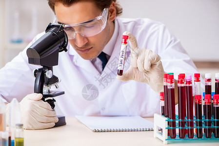 年轻英俊的实验室助理 在医院验血样本血液学生物诊断捐赠者测试玻璃疫苗学生收藏化学品背景
