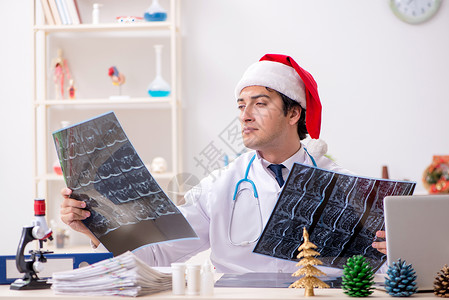 值班途中医生圣诞节前夕值班的医生核磁共振医师保健扫描治疗师保险派对药品实验室帽子背景
