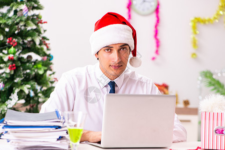 圣诞老人工作雇员商务人士在办公室庆祝圣诞节日的庆祝活动经理盒子乐趣员工工人商业人士管理人员礼物派对背景