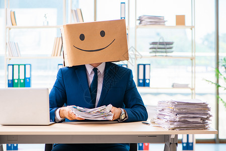 隐藏脸男人用盒子来代替他的头情感纸盒虚伪文书性格面具办公室套装工作商业背景