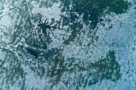 冰层覆盖的冷冻湖纹理背景图片