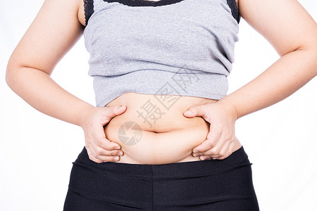 抽向背景胖女人拿着过多的脂肪腹部 超重的脂肪腹部在白色背景下被隔离 饮食生活方式 减肥 胃肌 健康理念肚子损失腰部展示肥胖身体尺寸重量烧背景