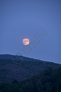 月亮在山之间升起高清图片