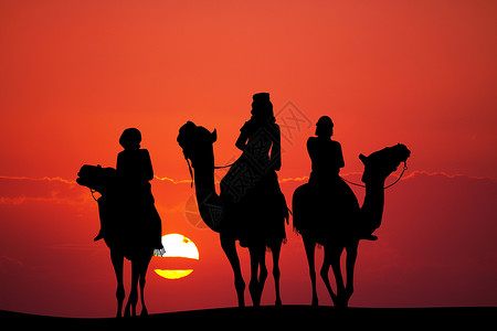 日落时 人以骆驼为供养者背景图片