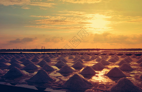 盐锅或盐田 太阳升起的盐养田景观高清图片