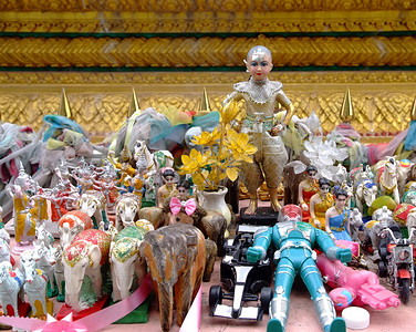 小恶魔艺术字Kuman Thong是泰国流行宗教的家族神灵背景