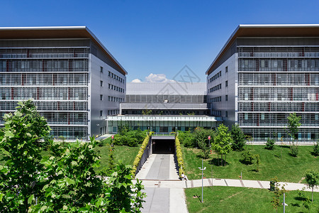现代医院大楼园林天空绿色帮助办公室灰色建筑学花园蓝色绿化背景图片