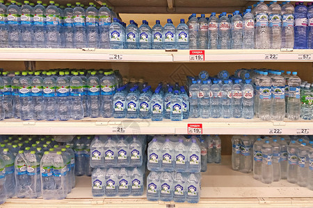 上部哈茨水架子超市货架上瓶装饮用水 莫斯科20/08/2020年8月20日背景