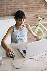 在家使用笔记本电脑的妇女自由职业者职业移动居家咖啡杯机动性咖啡手机金发女士远程办公高清图片素材