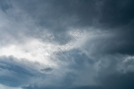 风雨天黑暗的戏剧性天空和云彩 死亡和悲伤的背景环境自由气候空气风暴天堂雷雨天气气象背景