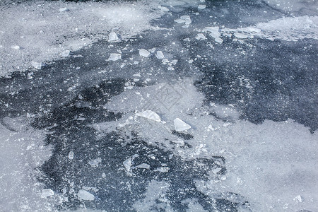 冰裂痕雪和冰的冰层详细记录了完全冷冻的河流背景