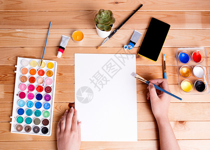 绘画和绘画的模拟 手握笔刷画家产品草图白皮书床单艺术桌子工具铅笔边界背景图片