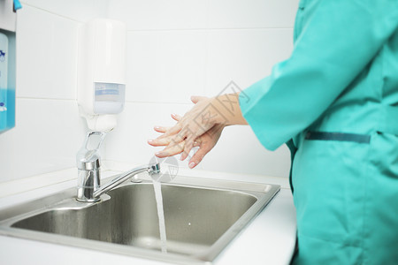 一名戴保护面罩的女医生在医院彻底洗手医师社工药品诊所感染手术面具护士人手女性背景图片