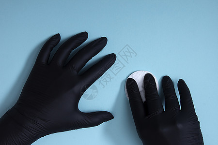 手戴黑色硝酸胶手套医生卫生橡皮棕榈白色帮助安全药品棉绒蓝色背景