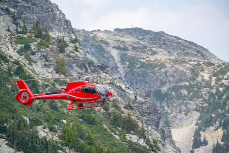 直升机背景红直升机在山上援救伤员的救援行动背景
