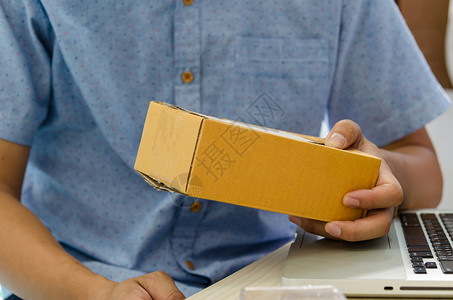 男人用包裹盒的人邮政职业男性网上购物盒子房子商务技术电子商务互联网背景图片