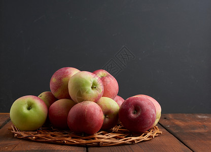 一堆红成熟的苹果 躺在灰色纸巾上 黑色背面收成饮食食物营养亚麻毛巾乡村小吃水果桌子背景图片