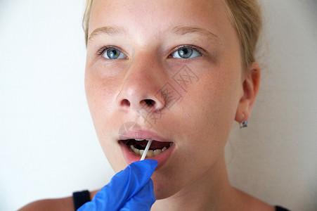 医生从女孩的嘴里做科罗纳病毒测试医院医疗卫生程序探测防护拭子儿科女士青少年图片
