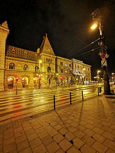 夜光下在布达佩斯的主要海关广场街景(晚灯)背景图片