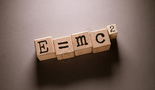 e字标E  mc 2字与 Wooden 立方体理论考试教训教育家学者活力大学数学黑板物理学家背景