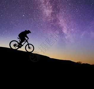 夜骑自行车明亮的占星术高清图片