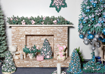 新年节日 有礼物的壁炉 装饰圣诞树 玩具 球和卷木枝背景图片