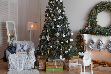 圣诞节树素材时尚的现代圣诞装饰 一个小舒适的房间玩具公寓花环房子装饰品庆典新年影楼工作室壁炉背景