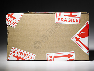 套精美标签带有粘贴标签的包裹工作室邮政商品棕色邮件纸板包装对象货运纸盒背景