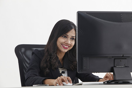 从事商业工作的女商务人士监视器人士商务桌面黑发女性展示女孩女士电脑背景图片