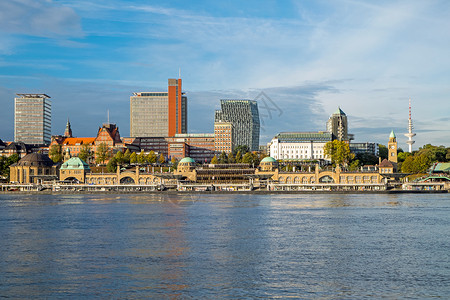 汉堡的渡船城市运输天空建筑民众桥梁蓝色摩天大楼天际高清图片