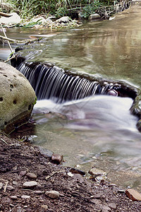 拓客系统山河中的小瀑布旅游丝绸研磨观光国家石头多样性岩石建筑植物背景