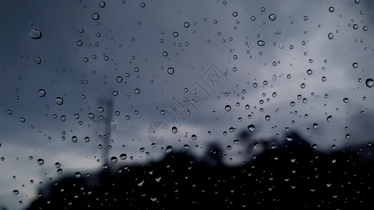 玻璃墙上的雨滴雷雨水滴效果质感气泡蓝色窗户水平温泉宏观背景图片