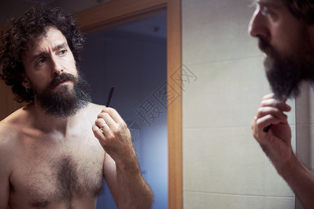 中年的西班牙人剪胡子高清图片