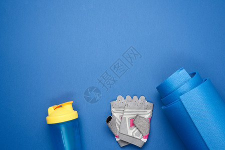 运动手套和蓝色运动垫 顶视景高清图片