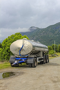 挪威的牛奶油罐卡车拖车高清图片