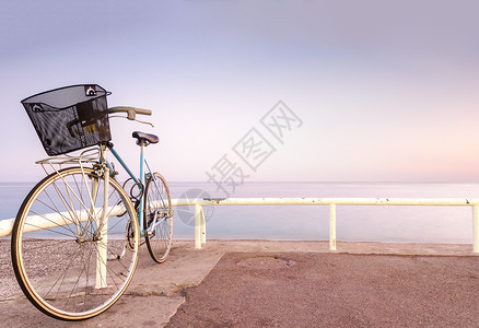 旧自行车在海边背景图片