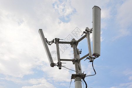 信号网屋顶上移动电话信号中继器设备手机通讯微波海浪商业天空空气广播收音机电视背景