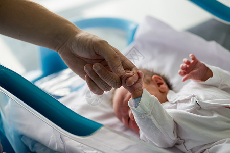 美丽的新生婴儿男孩 在产前医院的婴儿床铺孩子家庭床单卫生纺织品保健生活睡衣婴儿床病人背景图片