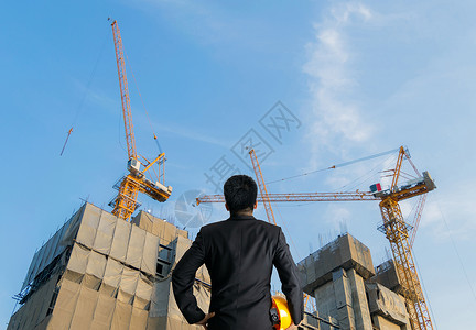 领班建筑施工监督工程师和建筑物背景