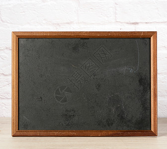 黑色背景 白砖墙后面的空木纸边框学校菜单班级教育课堂绘画黑板框架木板木头背景图片