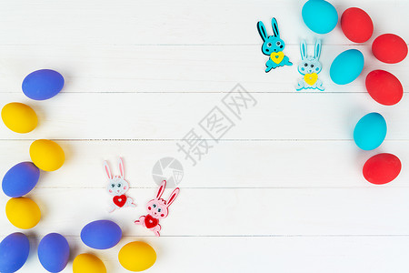 复活你快乐复活节日小兔子 小兔子和装饰鸡蛋传统微笑卡片宠物假期木头篮子礼物兔子紫色背景