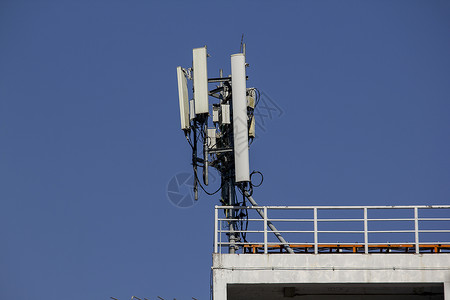 发射机大楼屋顶上的天线蓝天电气接待建筑收音机基准播送技术电缆手机背景