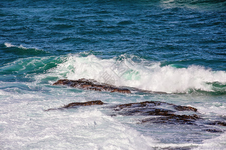洗石头的波浪背景图片