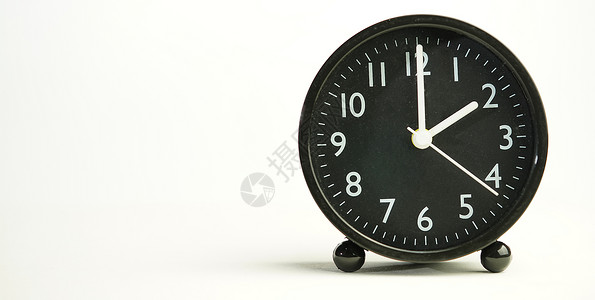 6点钟2点钟的装饰性近身黑色模拟闹钟 seep背景