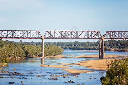 河跨度钢铁铁路桥横越澳大利亚河背景