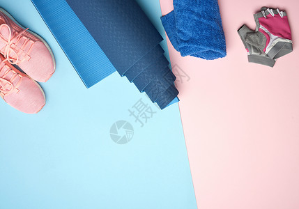 运动垫 粉色运动鞋 毛巾和运动手套高清图片