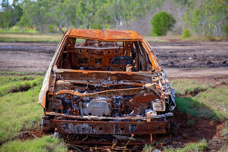 生锈的车被废弃的汽车残骸车背景